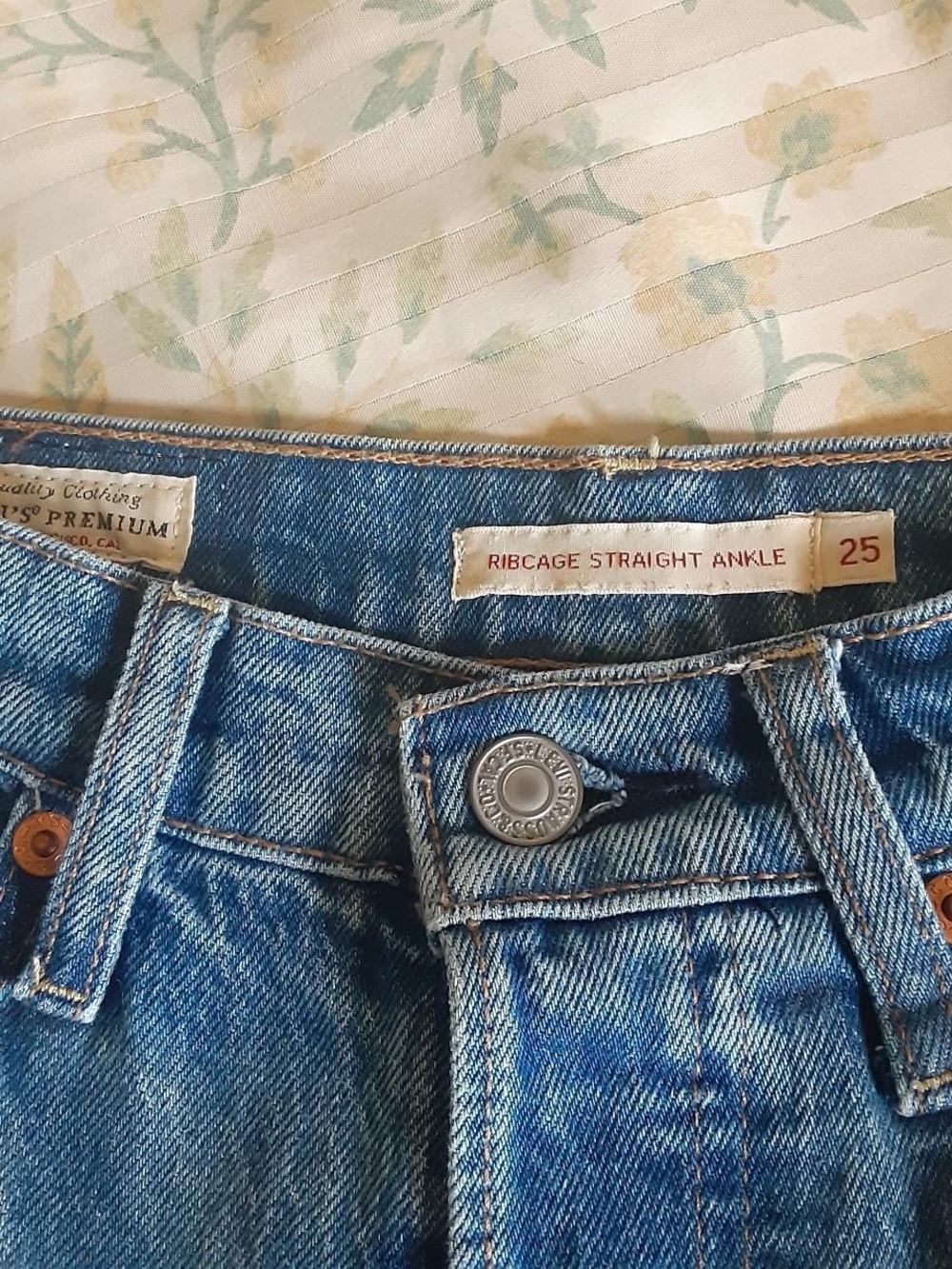 Levi’s Ribcage Jeans - Picture 7 of 7